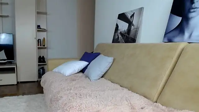 Snapshot of AlmaSquirt chatting on December 18, 8:09 am AlmaSquirt online show from December 18, 8:09 am