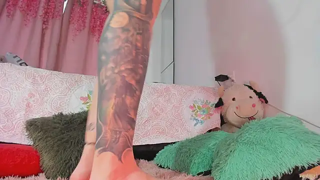 msschloee  online show from October 9, 10:30 pm