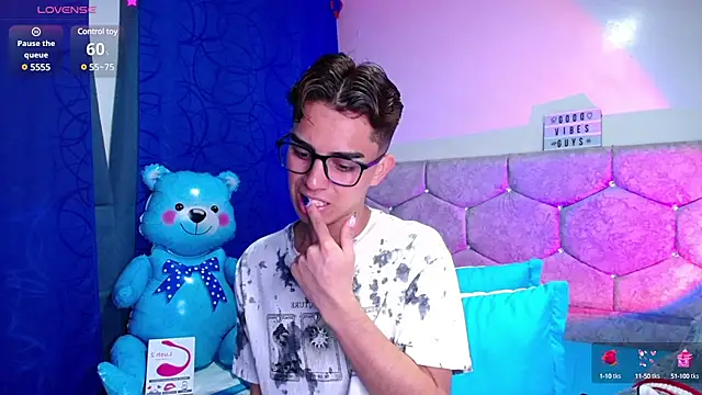 OwenBluee online show from February 13, 8:17 am