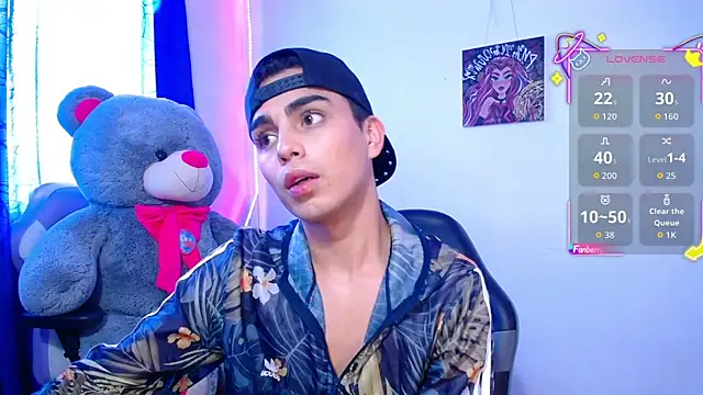 Snapshot of OwenBluee chatting on May 4, 7:32 pm OwenBluee online show from May 4, 7:32 pm