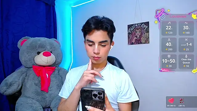 Snapshot of OwenBluee chatting on May 11, 5:35 am OwenBluee online show from May 11, 5:35 am