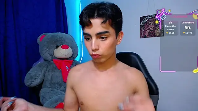 Snapshot of OwenBluee chatting on May 12, 7:49 am OwenBluee online show from May 12, 7:49 am