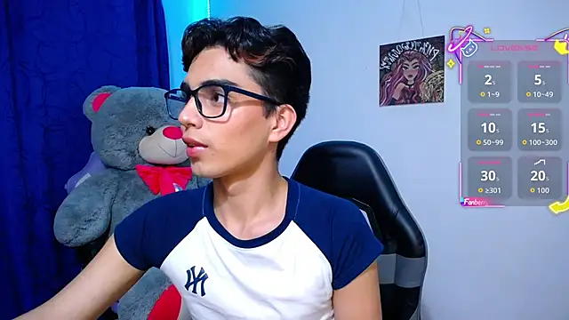 Snapshot of OwenBluee chatting on May 14, 9:05 am OwenBluee online show from May 14, 9:05 am
