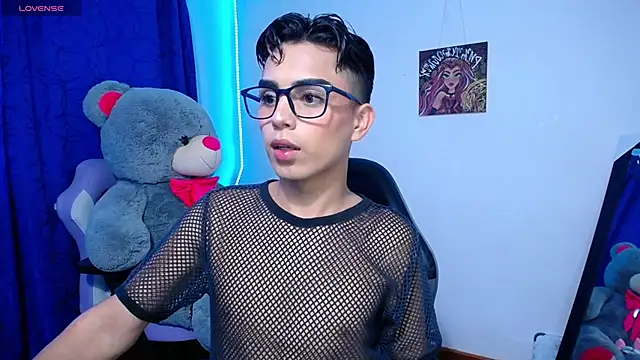 Snapshot of OwenBluee chatting on May 22, 2:22 pm OwenBluee online show from May 22, 2:22 pm
