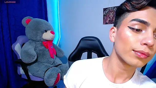 Snapshot of OwenBluee chatting on May 28, 6:43 am OwenBluee online show from May 28, 6:43 am