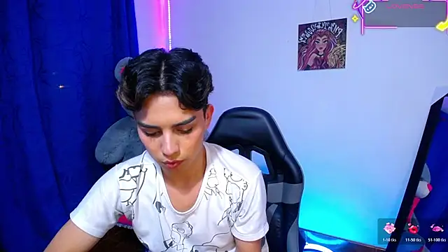 Snapshot of OwenBluee chatting on June 9, 7:42 am OwenBluee online show from June 9, 7:42 am