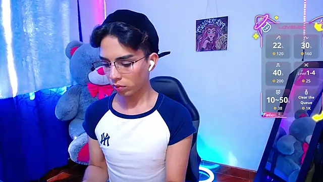 Snapshot of OwenBluee chatting on June 11, 8:07 pm OwenBluee online show from June 11, 8:07 pm