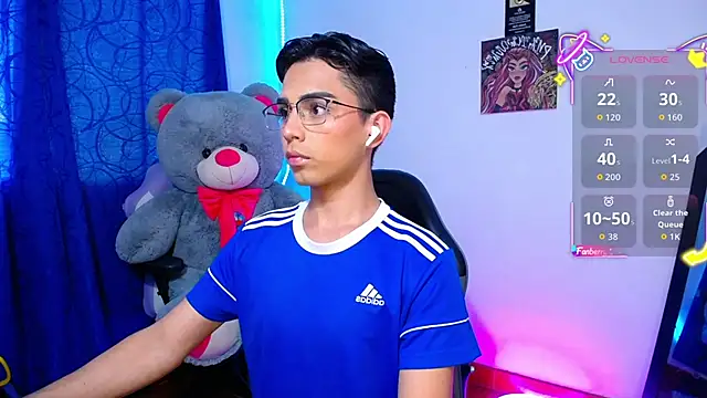 Snapshot of OwenBluee chatting on June 12, 10:41 pm OwenBluee online show from June 12, 10:41 pm