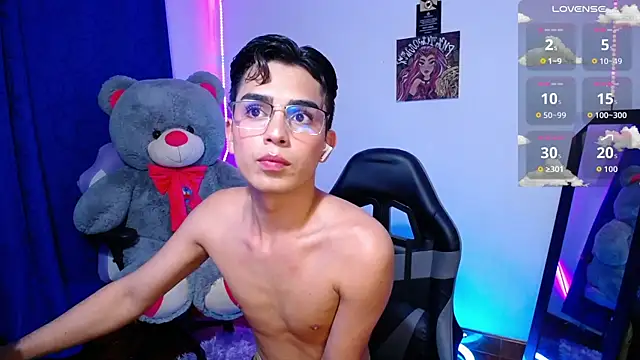 Snapshot of OwenBluee chatting on June 14, 1:25 am OwenBluee online show from June 14, 1:25 am