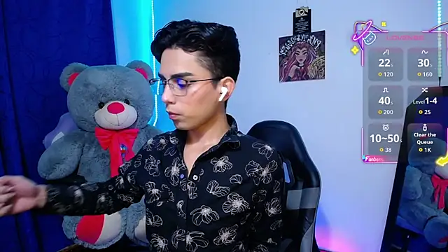 Snapshot of OwenBluee chatting on June 16, 12:24 am OwenBluee online show from June 16, 12:24 am