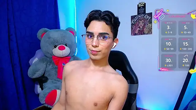 Snapshot of OwenBluee chatting on June 18, 6:24 am OwenBluee online show from June 18, 6:24 am