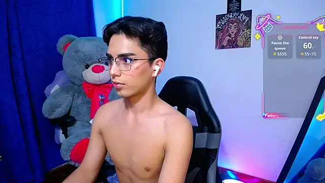 Snapshot of OwenBluee chatting on June 18, 9:14 am OwenBluee online show from June 18, 9:14 am