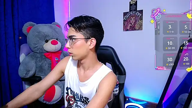 Snapshot of OwenBluee chatting on June 20, 6:38 am OwenBluee online show from June 20, 6:38 am