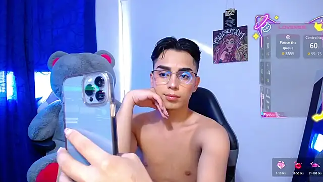 Snapshot of OwenBluee chatting on June 26, 9:19 pm OwenBluee online show from June 26, 9:19 pm
