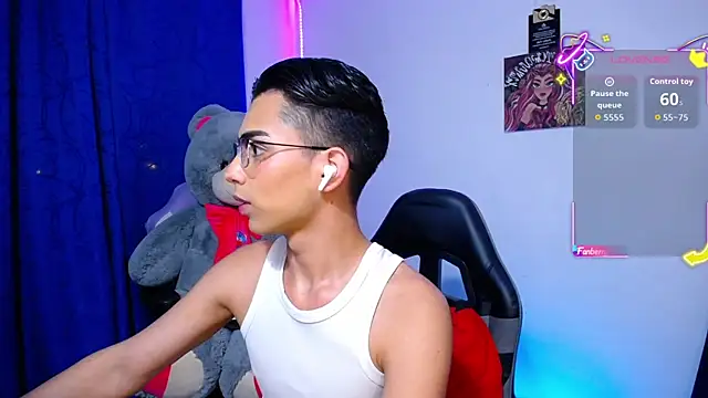 Snapshot of OwenBluee chatting on July 9, 7:12 am OwenBluee online show from July 9, 7:12 am