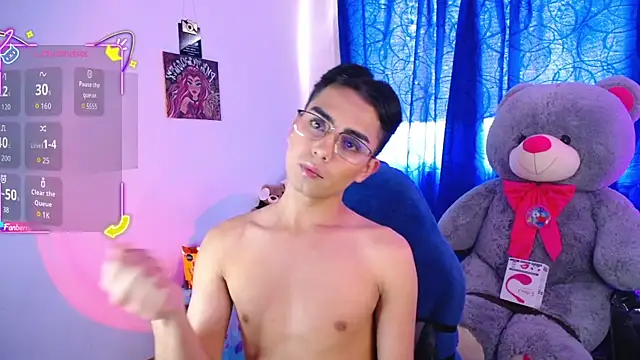 Snapshot of OwenBluee chatting on July 14, 6:24 pm OwenBluee online show from July 14, 6:24 pm