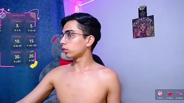 Snapshot of OwenBluee chatting on August 1, 1:43 pm OwenBluee online show from August 1, 1:43 pm