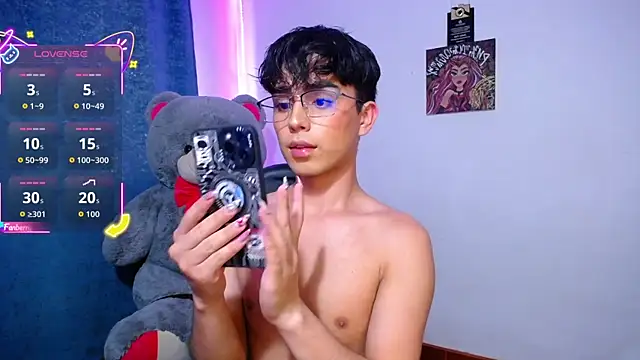 Snapshot of OwenBluee chatting on August 3, 6:11 pm OwenBluee online show from August 3, 6:11 pm
