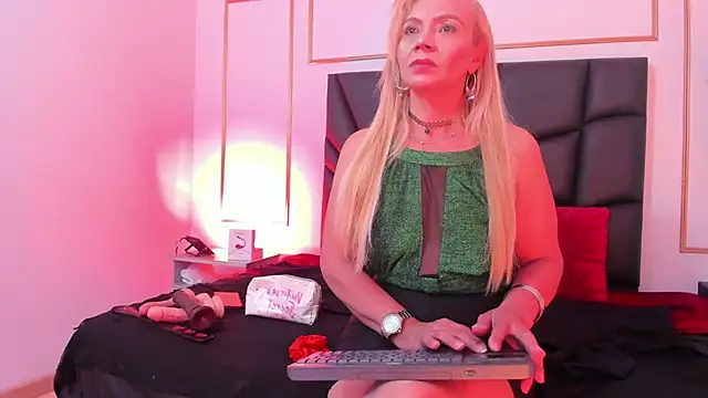 AnastasiaTaylor  online show from April 14, 8:04 pm