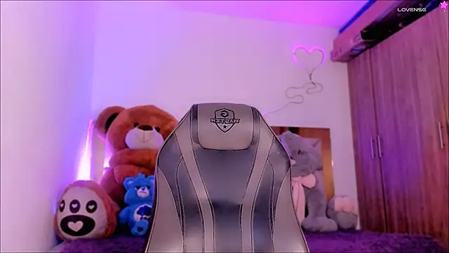 Snapshot of Lucidollts_ chatting on February 4, 6:25 am Lucidollts online show from February 4, 6:25 am