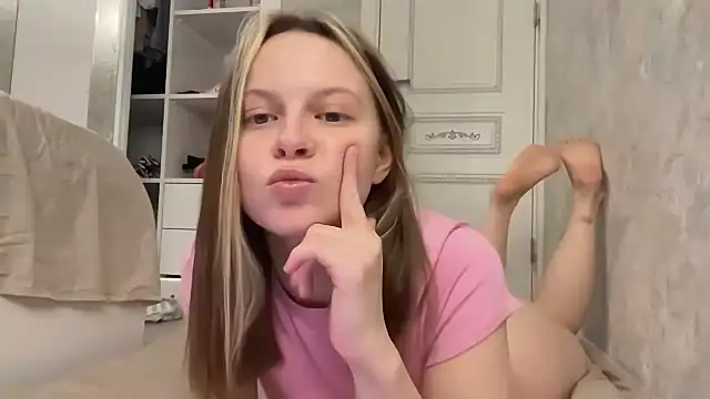 Snapshot of wrenlie chatting on April 24, 8:55 pm wrenlie online show from April 24, 8:55 pm