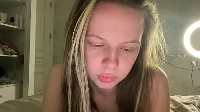 Snapshot of wrenlie chatting on May 16, 12:18 am wrenlie online show from May 16, 12:18 am