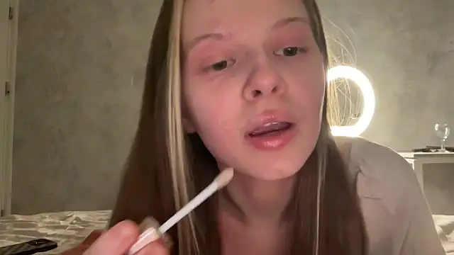 Snapshot of wrenlie chatting on June 3, 8:36 pm wrenlie online show from June 3, 8:36 pm