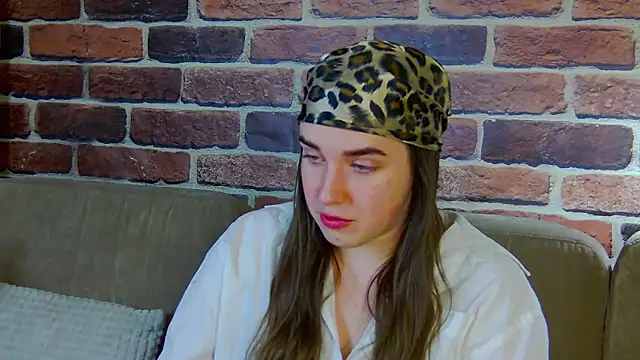 Sofia Hugs online show from March 7, 7:11 pm