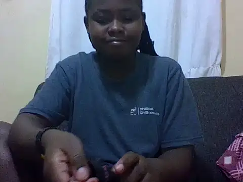 Snapshot of Sweetcecie01 chatting on May 29, 9:35 pm Sweetcecie01 online show from May 29, 9:35 pm