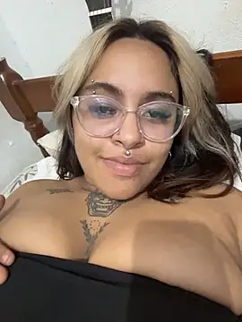 Snapshot of lolafairytail chatting on December 13, 11:10 pm lolafairytail online show from December 13, 11:10 pm