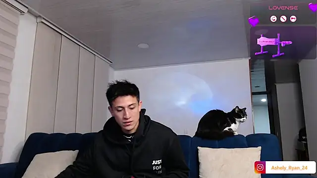 Snapshot of ashely_ryan24 chatting on September 9, 12:10 am ashely ryan24 online show from September 9, 12:10 am