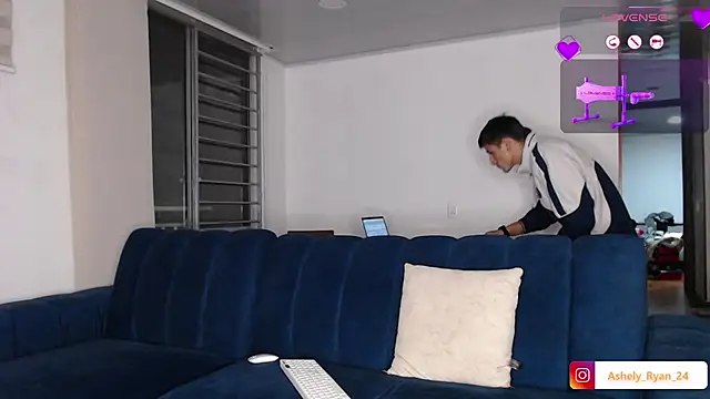 Snapshot of ashely_ryan24 chatting on September 18, 12:23 am ashely ryan24 online show from September 18, 12:23 am