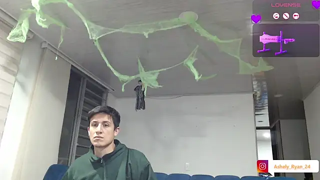 Snapshot of ashely_ryan24 chatting on October 9, 11:25 pm ashely ryan24 online show from October 9, 11:25 pm