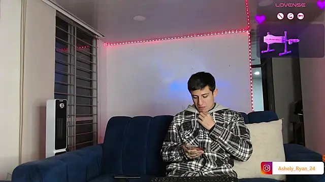 Snapshot of ashely_ryan24 chatting on November 11, 10:54 pm ashely ryan24 online show from November 11, 10:54 pm