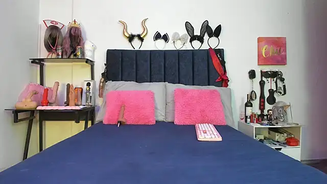 emmily giraldo online show from November 15, 1:18 pm