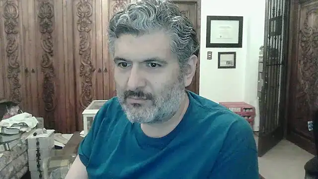 Snapshot of BushBator chatting on November 7, 12:32 am BushBator online show from November 7, 12:32 am