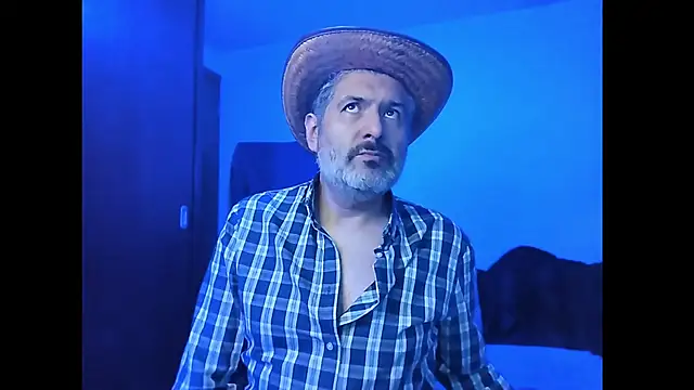 Snapshot of BushBator chatting on December 15, 6:39 am BushBator online show from December 15, 6:39 am