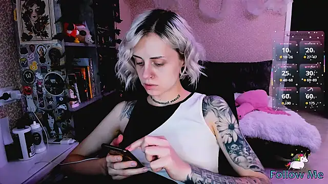 NaniMoore online show from November 5, 8:20 pm