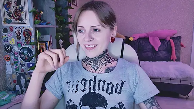 Snapshot of NaniMoore chatting on July 5, 9:33 pm NaniMoore online show from July 5, 9:33 pm
