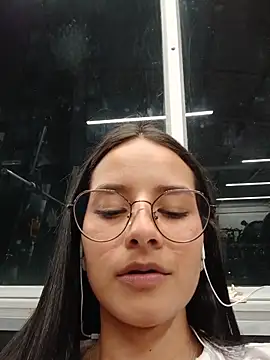 Snapshot of _vaness chatting on May 20, 5:24 am vaness online show from May 20, 5:24 am