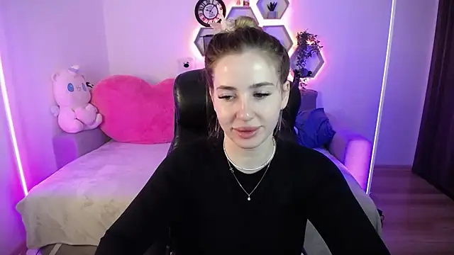 SabrinViolet online show from April 3, 8:12 am