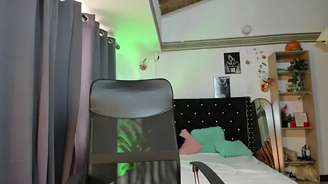 taniasweetxx online show from December 19, 7:40 pm