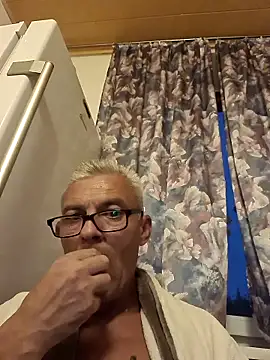 Snapshot of Picolo4111 chatting on October 12, 4:39 pm Picolo4111 online show from October 12, 4:39 pm