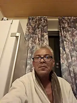 Snapshot of Picolo4111 chatting on October 26, 3:01 am Picolo4111 online show from October 26, 3:01 am