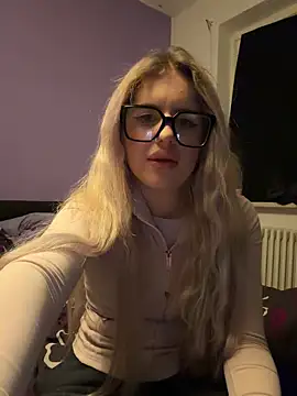 Snapshot of Holly-Glamour chatting on April 27, 11:58 pm Holly-Glamour online show from April 27, 11:58 pm