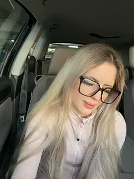 Snapshot of Holly-Glamour chatting on May 16, 6:28 pm Holly-Glamour online show from May 16, 6:28 pm