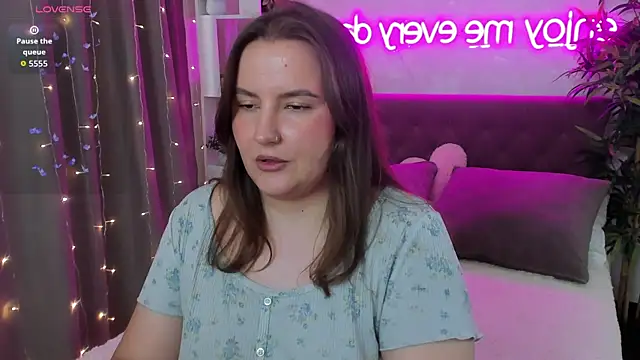 Snapshot of FeralPeach chatting on July 13, 8:39 am FeralPeach online show from July 13, 8:39 am