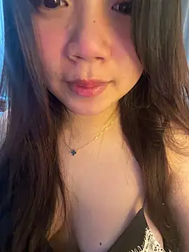 Snapshot of Hotellinh12 chatting on July 1, 4:07 pm Hotellinh12 online show from July 1, 4:07 pm