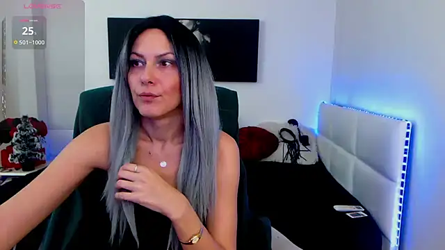 Snapshot of EvelynQueenn chatting on December 20, 5:04 am EvelynQueenn online show from December 20, 5:04 am