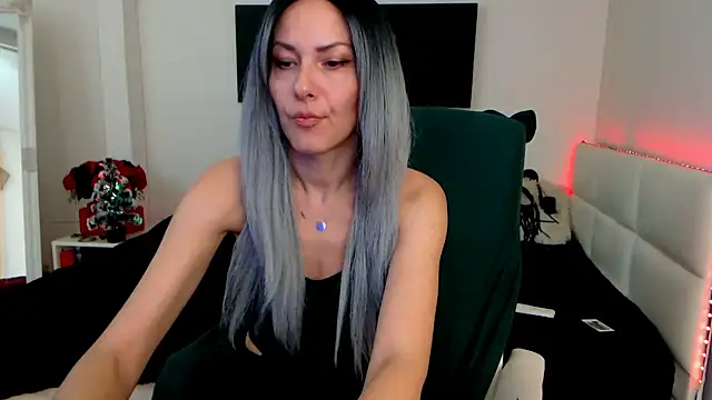 Snapshot of EvelynQueenn chatting on December 22, 5:56 am EvelynQueenn online show from December 22, 5:56 am